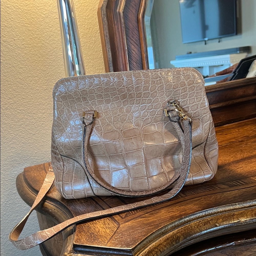 Chic Crocodile-Embossed Shoulder Bag in Brown